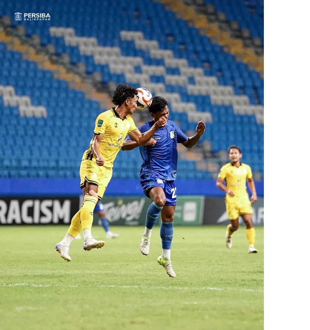 Pemain Persiba, Rical Vieri berjibaku di udara menghalau pergerakan gelandang Barito Putera, Bayu Pradana. (MO PERSIBA)