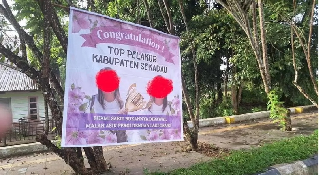 Spanduk bertuliskan pelakor di Sekadau. (Istimewa)
