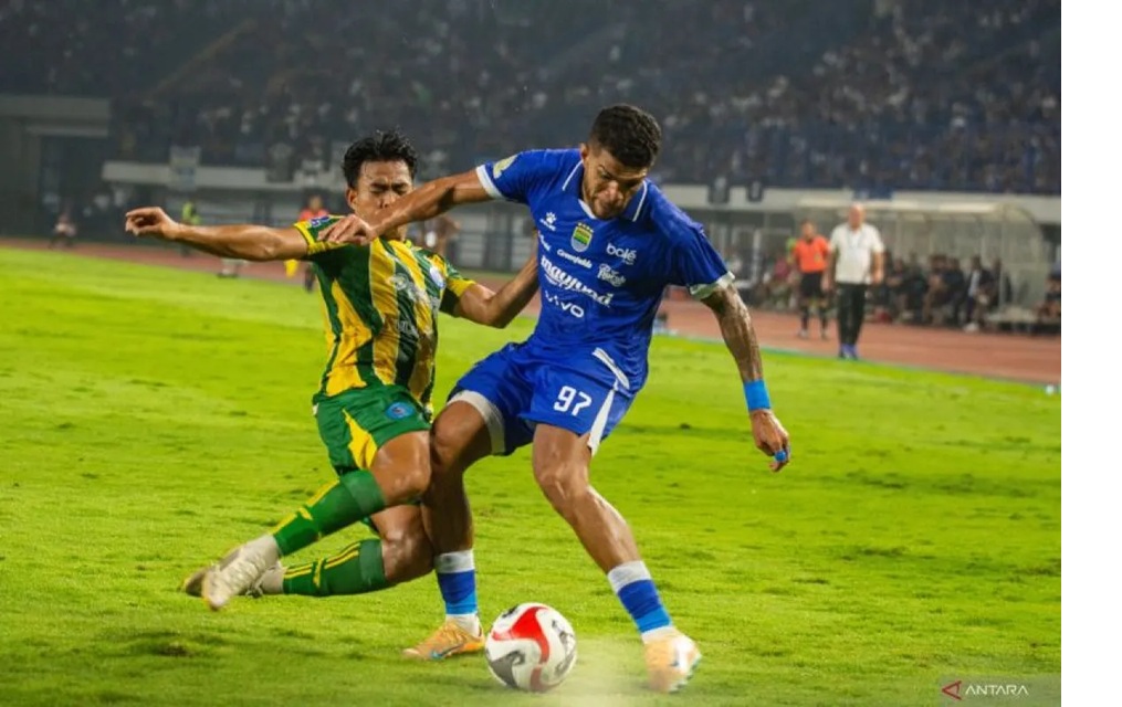 Pesepak bola Persib Bandung Rosembergne Berguinho (kanan) berebut bola dengan pesepak bola PSBS Biak Nurhidayat (kiri).