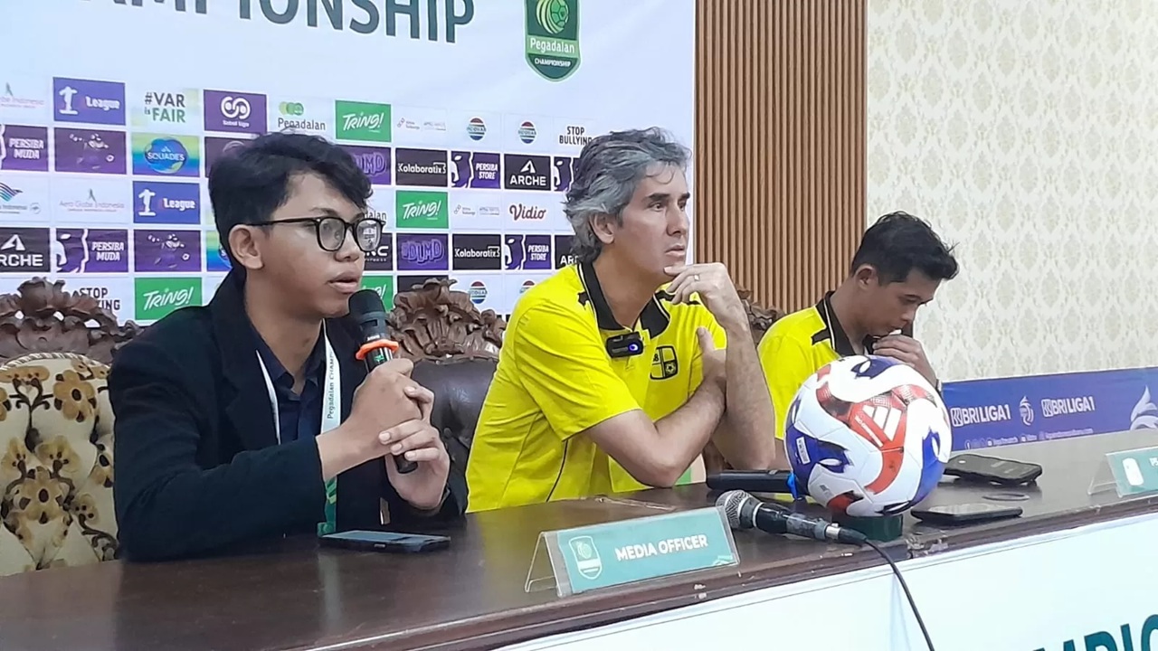 BERI ALASAN: Pelatih Barito Putera, Stefano Cugurra Teco saat konferensi pers usai laga Persiba vs Barito Putera. (ARIF FADILLAH/BALPOS)