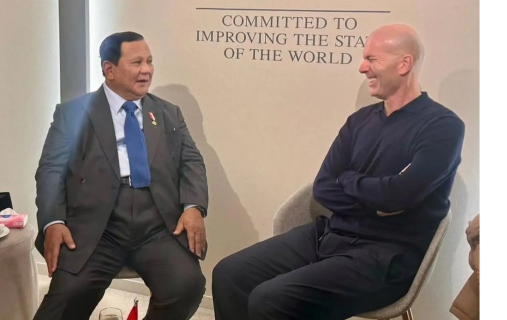 Presiden Prabowo Subianto (kiri) berbincang dengan legenda sepak bola Prancis Zinedine Zidane disela-sela gelaran World Economic Forum (WEF), Davos, Swiss, Kamis (22/1/2026). (IG)