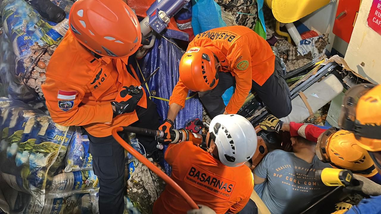 Petugas SAR mengevakuasi korban terjepit truk di kapal.