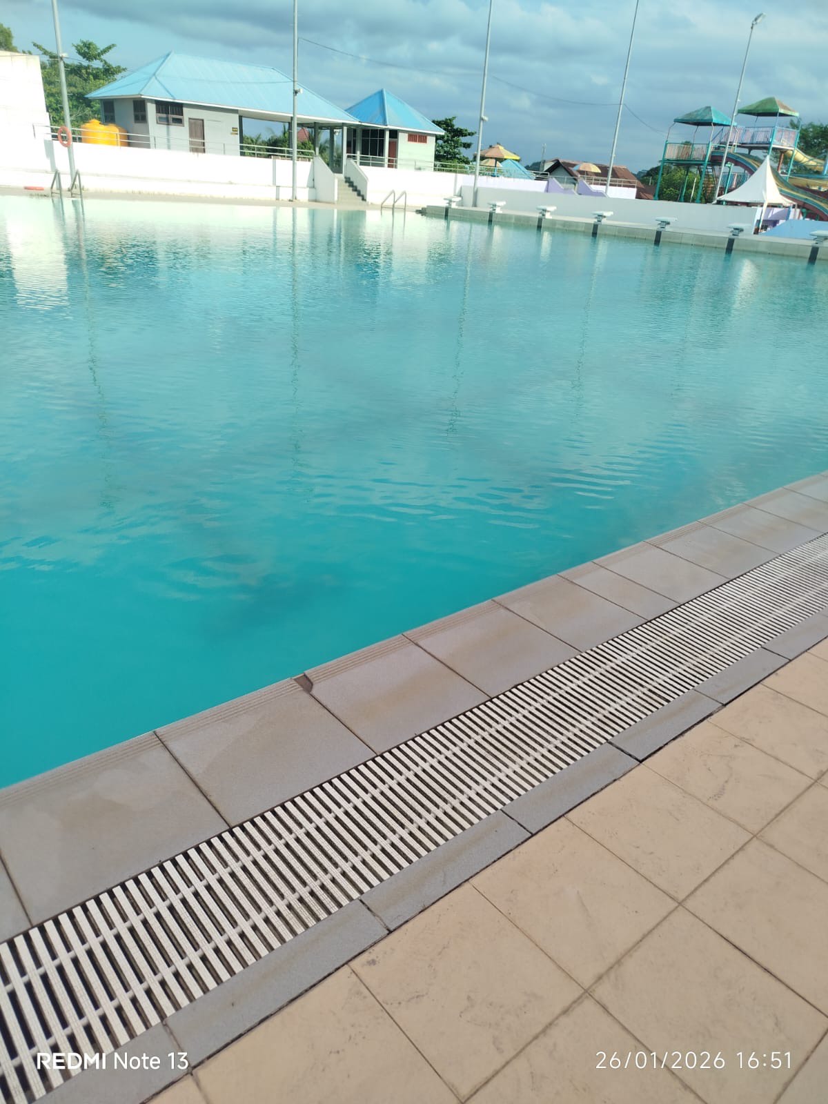 SUDAH BERSIH: Kondisi kolam renang Kakaban Aquatic di Kabupaten Berau saat ini sudah bersih dan bisa digunakan kembali untuk berenang.