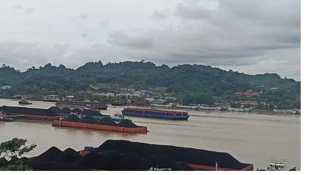 Tampak tongkang bermuatan batu bara melintasi sungai Mahakam. Sektor pertambangan masih menjadi primadona investasi di Kaltim.