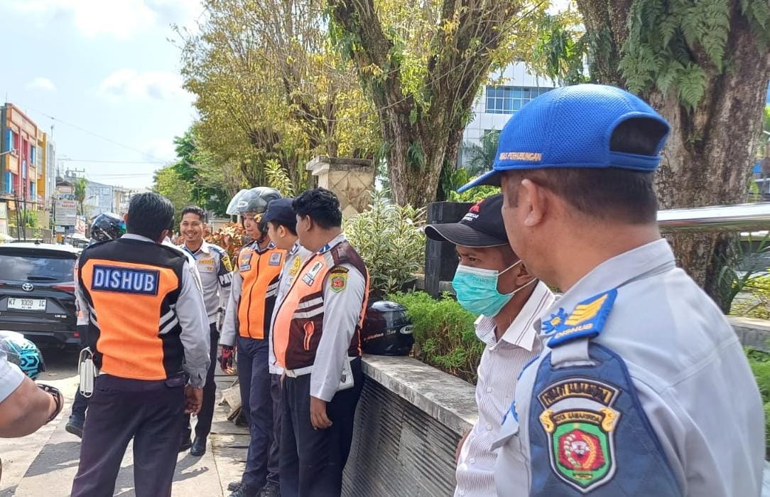 Penertiban kendaraan yang parkir sembarangan di Samarinda.