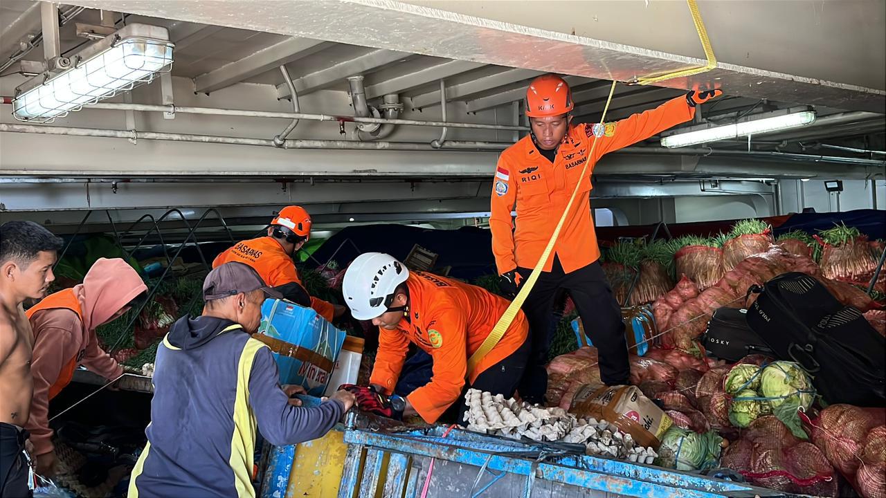 SAR bahu membahu dengan warga lainnya mengevakuasi korban terluka.