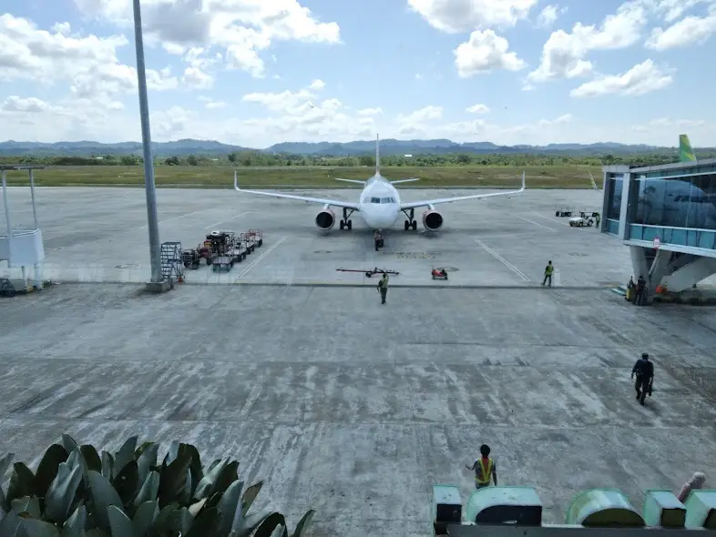 Kesibukan di Bandara APT Pranoto.