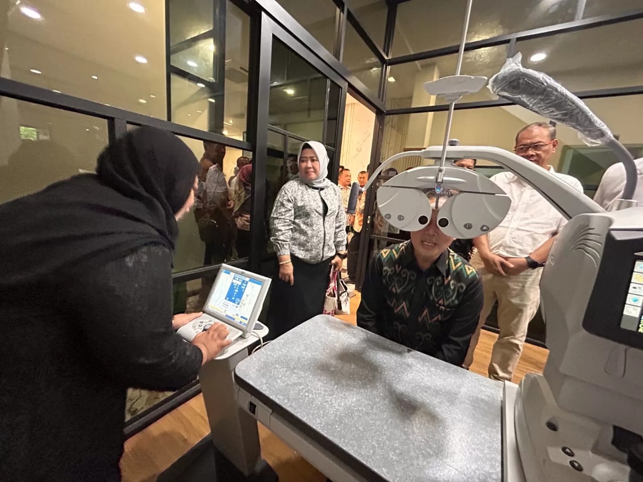 KUNJUNGAN: Gubernur Kalbar Ria Norsan, saat mencoba fasilitas layanan Rumah Sakit Mata Pontianak Eye Center (PEC),dalam kunjungannya belum lama ini. (ADPIM PEMPROV KALBAR )