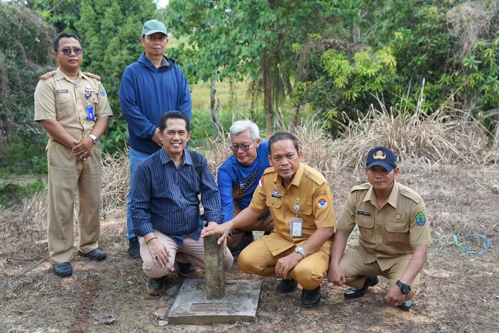 Deputi Bidang Pengelolaan Batas Wilayah Negara BNPP RI, Dr. Nurdin dan tim saat melakukan pengecekkan lapangan yang terdampak penegasan batas wilayah.