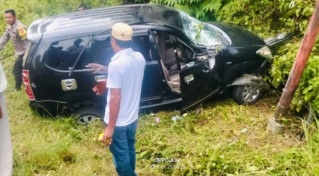 Sebuah mobil Toyota Avanza mengalami kecelakaan di tikungan Jalan Negara Km 14 Desa Janju, Kabupaten Paser. Lima penumpang luka-luka. (IST)