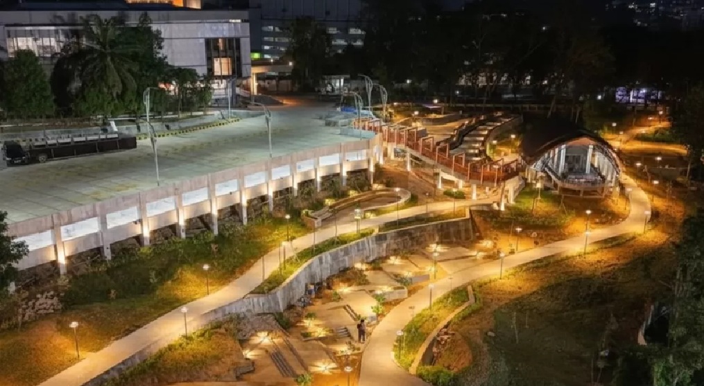 Kawasan taman dan parkiran Balai Kota Samarinda yang mulai dimanfaatkan warga sambil menunggu pembukaan resmi. (Foto: BTV)