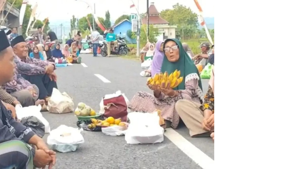BERSYUKUR: Warga syukuran setelah OTT KPK tangkap Bupati Pati Sudewo terkait dugaan jual beli jabatan. AMPB nilai penangkapan sebagai jawaban doa dan aspirasi warga Pati.