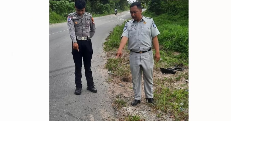 OLAH TKP : Personel Satlantas Polres Tarakan melakukan olah TKP di lokasi terjadinya kecelakaan yang memakan korban jiwa. (SATLANTAS POLRES TARAKAN )