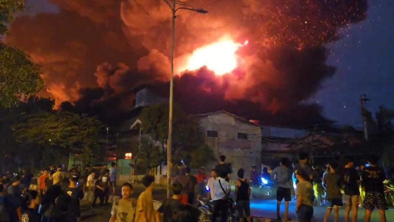 Kebakaran pabrik sandal jepit.