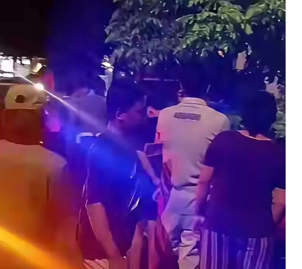 CEK TKP: Polisi mendatangi lokasi kejadian penusukan pacar di Ketintang PTT Surabaya. FOTO: IST/RADAR SURABAYA