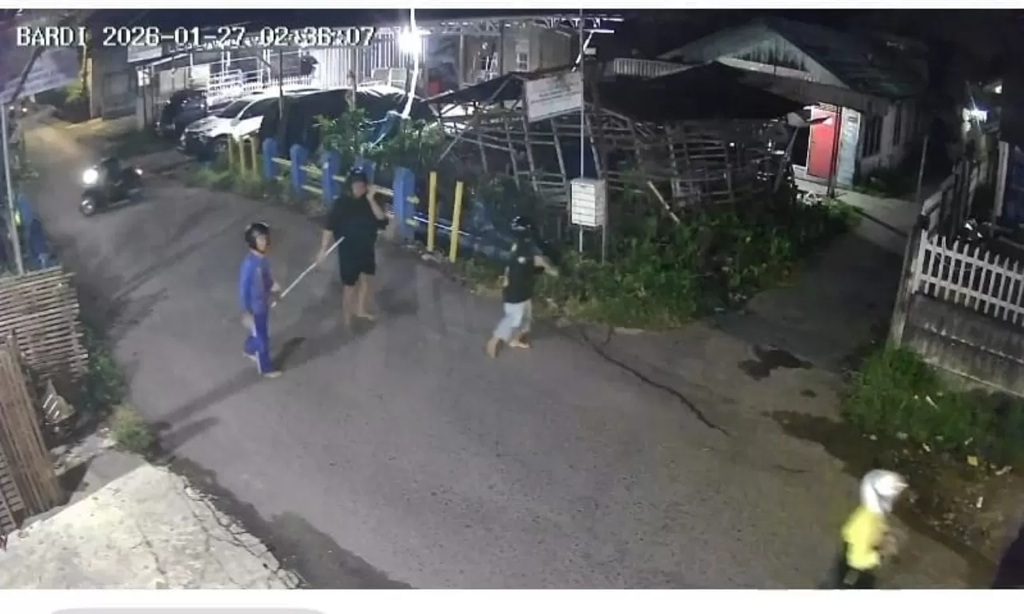 BENTROK: Meresahkan aksi bentrok sejumlah remaja bersajam di Kampung Arab Banjarmasin. (Foto: Rekaman CCTV)