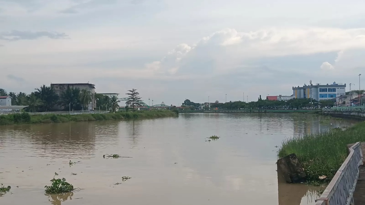 DLH Paser mengungkap penurunan Indeks Kualitas Air Sungai Kandilo dalam dua tahun terakhir. Kekeruhan sungai disebut bukan satu-satunya indikator pencemaran lingkungan.(FOTO:RANO/PASER POS)