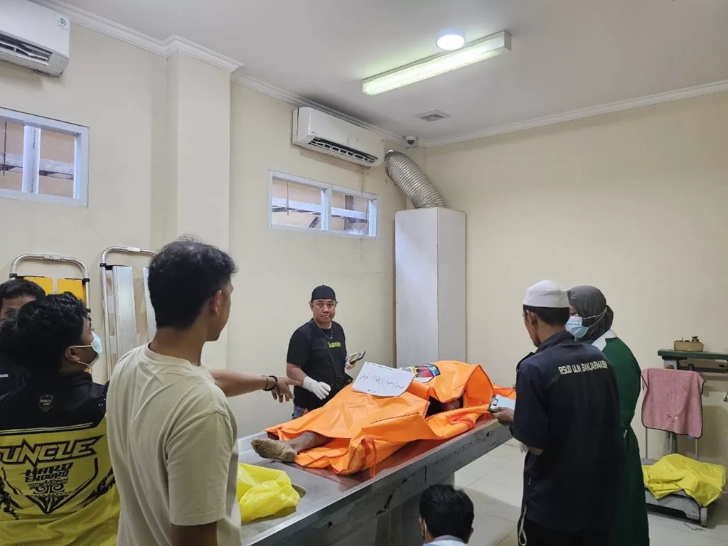 TANPA IDENTITAS: Jasad korban dibawa ke kamar pemulasaraan jenazah RSUD Ulin Banjarmasin. (Foto: Polairud untuk radar bjm)