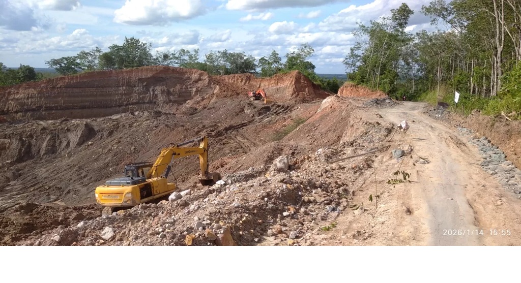 MERUSAK LINGKUNGAN: Aktivitas tambang ilegal di Desa Gunung Ulin, Kecamatan Mataraman, Kabupaten Banjar yang mengganggu aktivitas warga. (Foto: FADLAN ZAKIRI/RADAR BANJARMASIN)