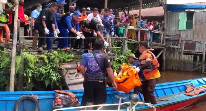 Proses evakuasi AA (7) yang dilaporkan tenggelam di Sungai Mahakam.(Ho/Tim SAR)