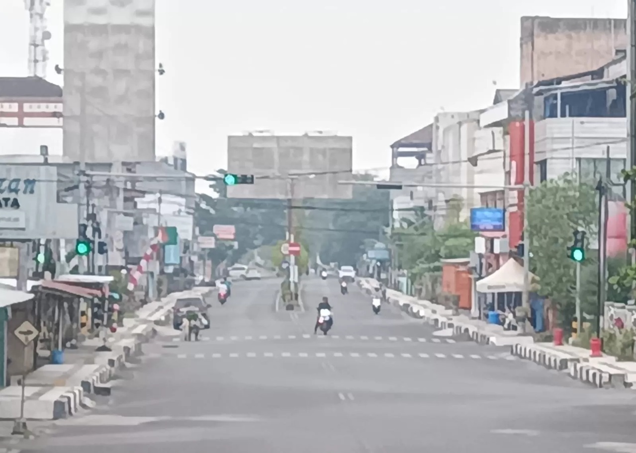 Sampit diselimuti asap tipis pagi hari, Rabu (28/1/2026). (Oes/Radar Sampit)