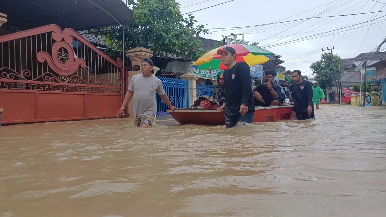 Tim BPBD evakuasi warga yang sakit, ketinggian air hingga pinggang orang dewasa di Gang Kenangan II, Sungai Pinang. (kis)