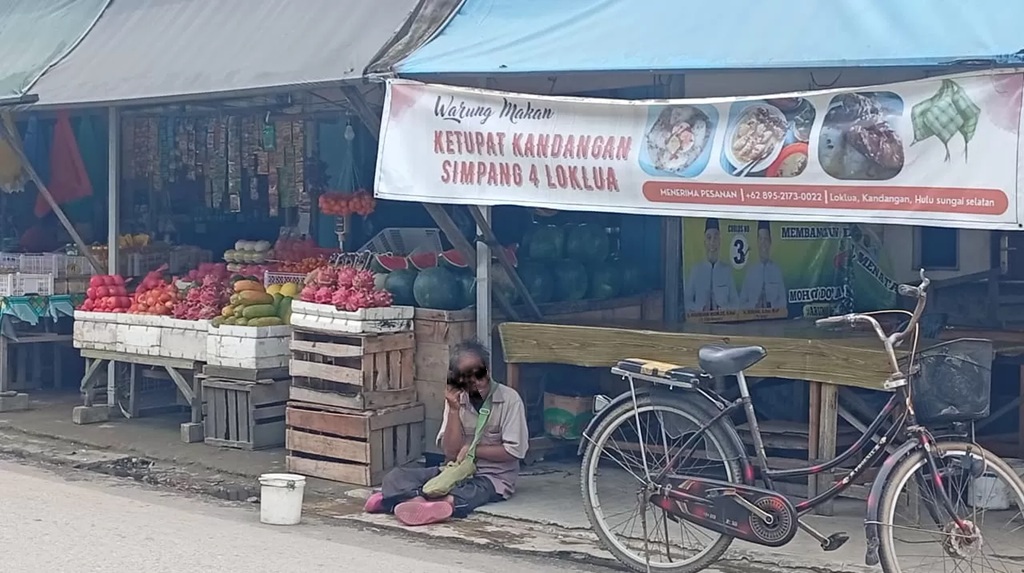 MENGEMIS: Salah satu pengemis yang meminta-minta di pinggir jalan. ( M. Padil Ihsan/Radar Banjarmasin)