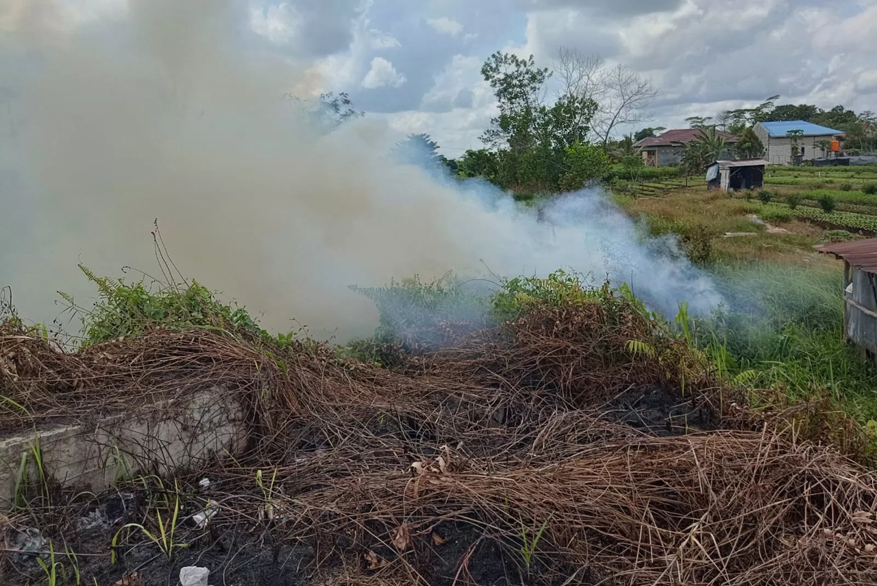 Kebakaran lahan di Jalan Bumi Ayu Sampit, Kecamatan Mentawa Baru Ketapang, Minggu (25/1/2026). (oes/Radar Sampit)