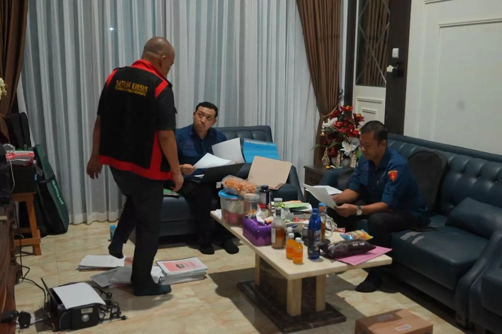 PENGGELEDAHAN : Tim Penyidik kejati saat melakukan penggeledahan dalam kasus dugaan tindak pidana korupsi di sektor pertambangan yang melibatkan PT Investasi Mandiri (PT IM). (Kejati/Radar Sampit)