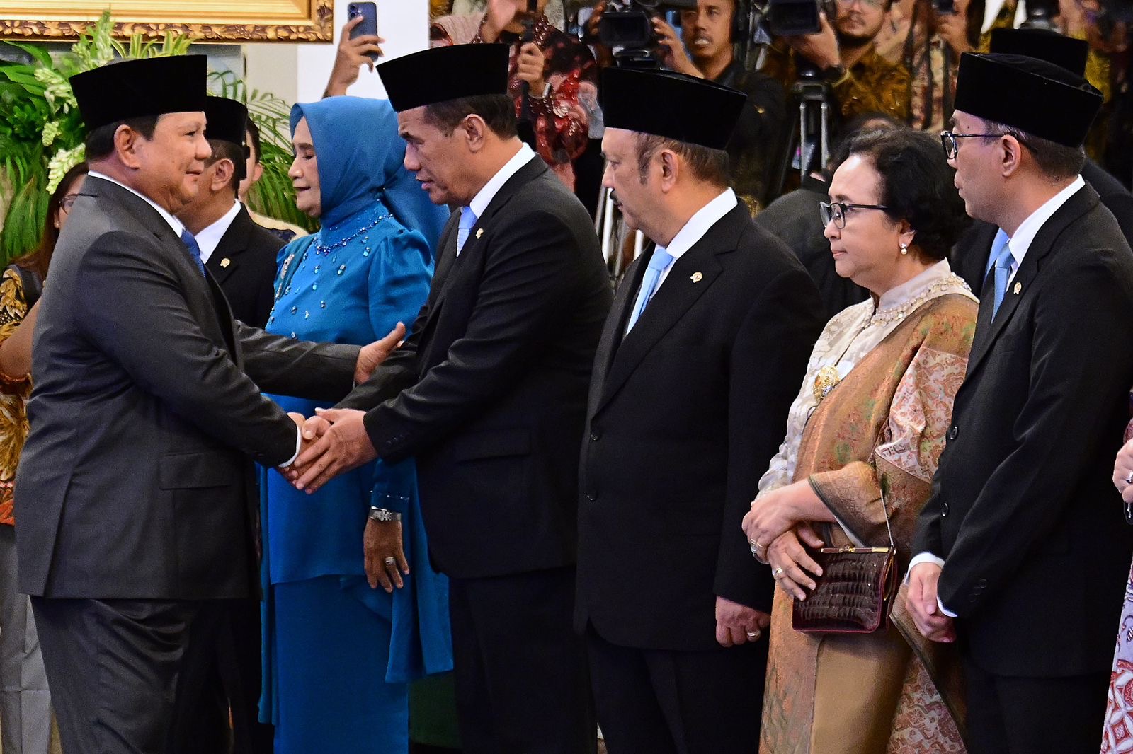 RESMI: Presiden Prabowo Subianto menyalami Mentan Andi Amran Sulaiman, Rabu, 28 Januari 2026.