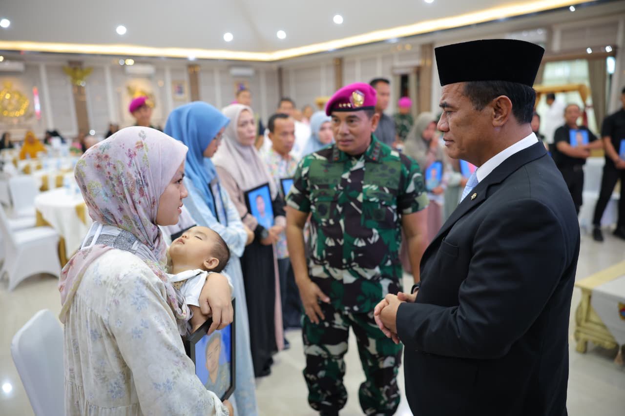 PEDULI: Mentan, Andi Amran Sulaiman, bersama keluarga korban, di Markas Besar Korps Marinir (Mabes Marinir), Cilandak, Jakarta Selatan, Rabu, 28 Januari 2026.