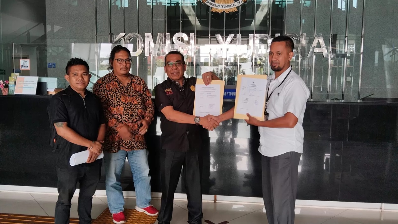 SERAHKAN BERKAS: Kuasa hukum Yulianto saat mendantangi kantor Komisi Yudisial (KY) untuk menyerahkan beberapa buktu beberapa waktu lalu. (ARTA KUSUMA YUNANDA/BP)