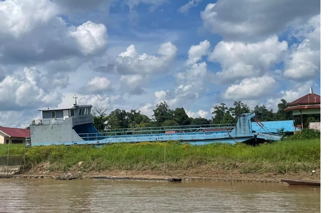 Kapal feri dari kasus Tipikor tahun 2019 ini dilelang oleh Kejari Kapuas Hulu. Saat ini kapal tersebut masih berada di Kecamatan Silat Hilir. (ISTIMEWA)