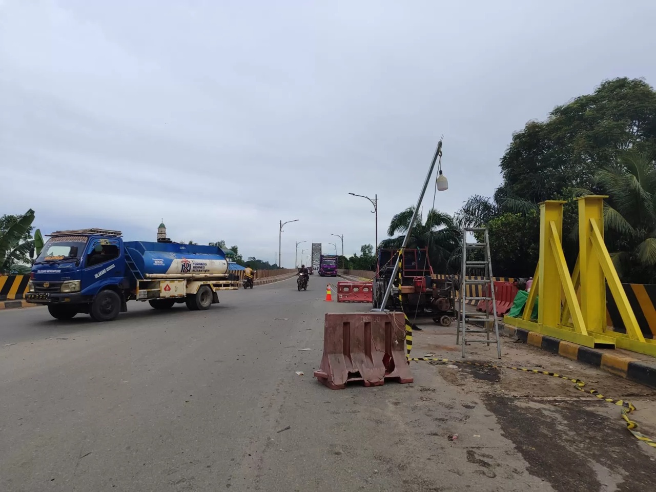 Portal di Jembatan Mahulu hingga kini belum terpasang. Kendaraan besar dengan voltase diatas 8 ton pun masih bebas melintas.