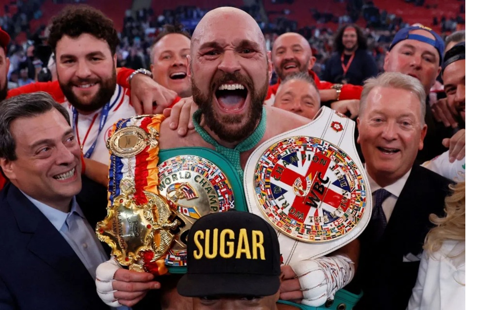 Tyson Fury melakukan selebrasi usai memenangkan pertarungan melawan Dillian Whyte pada perebutan gelar Kelas Berat Dunia WBC di stadion Wembley, London, Inggris, Sabtu (23/4/2022). REUTERS/Andrew Coul