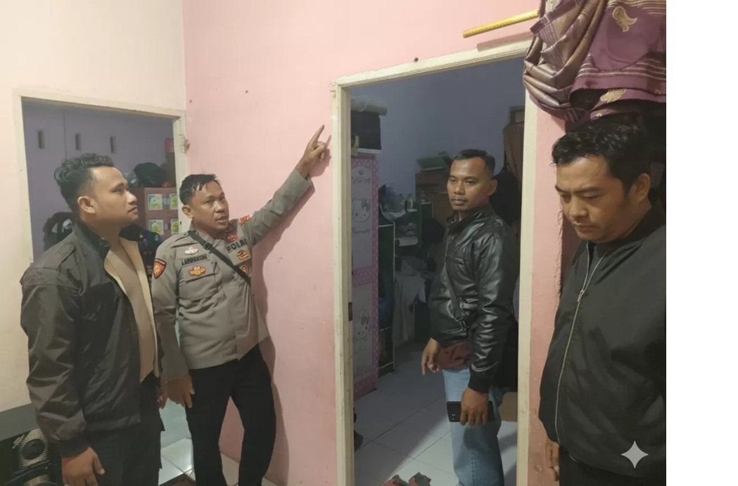 Anggota Polsek Sungai Kakap Kabupaten Kubu Raya mendatangi lokasi kejadian siswi MTs yang gantung diri pada Kamis (22/1). (ISTIMEWA)