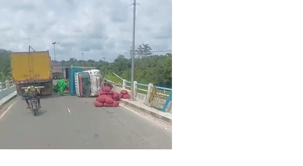 Truk bermuatan jengkol terguling usai menabrak pembatas Jembatan Sugianto Sabran di Kecamatan Kotawaringin Lama, Kabupaten Kotawaringin Barat, Rabu (28/1). (ist)