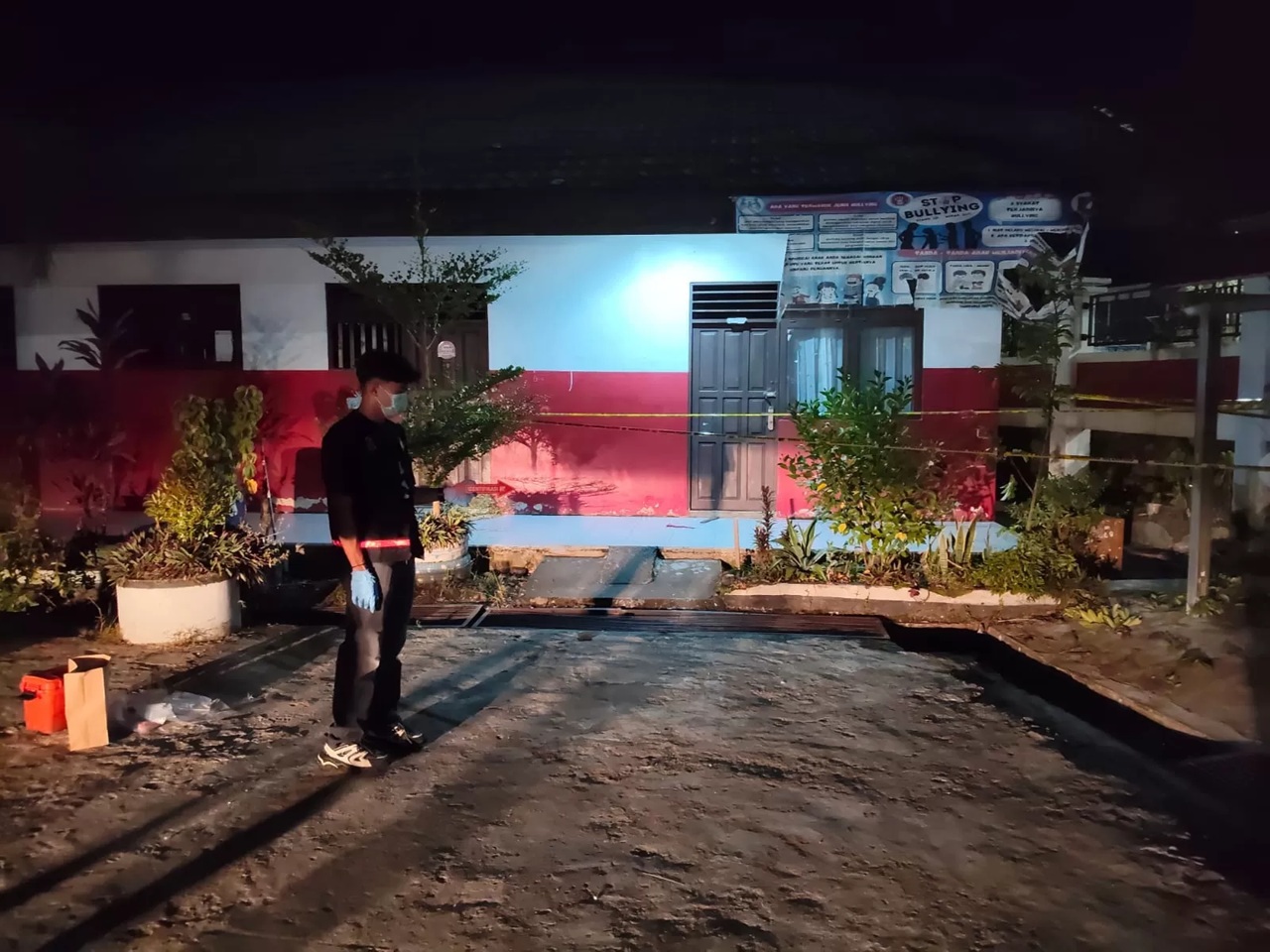 KE TKP: Jajaran kepolisian melakukan penyelidikan ke lokasi penganiayaan dua remaja di halaman SDN Sulingan Tabalong. (Polres Tabalong untuk Radar Banjarmasin)