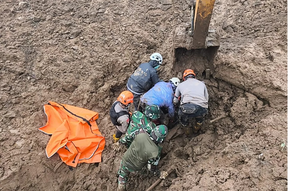Tim SAR Gabungan berhasil menemukan korban longsor Bandung Barat.