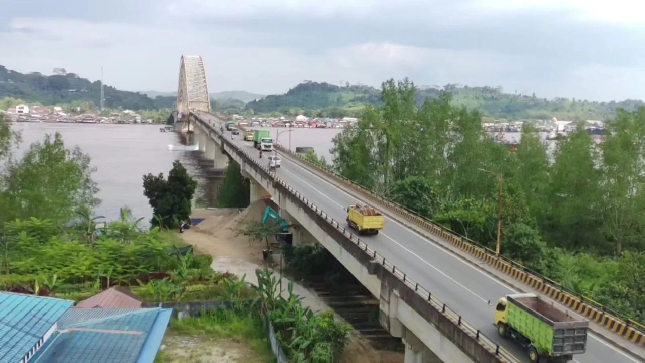 DILARANG. Kondisi arus lalulintas di Jembatan Mahakam Ulu. (kis)