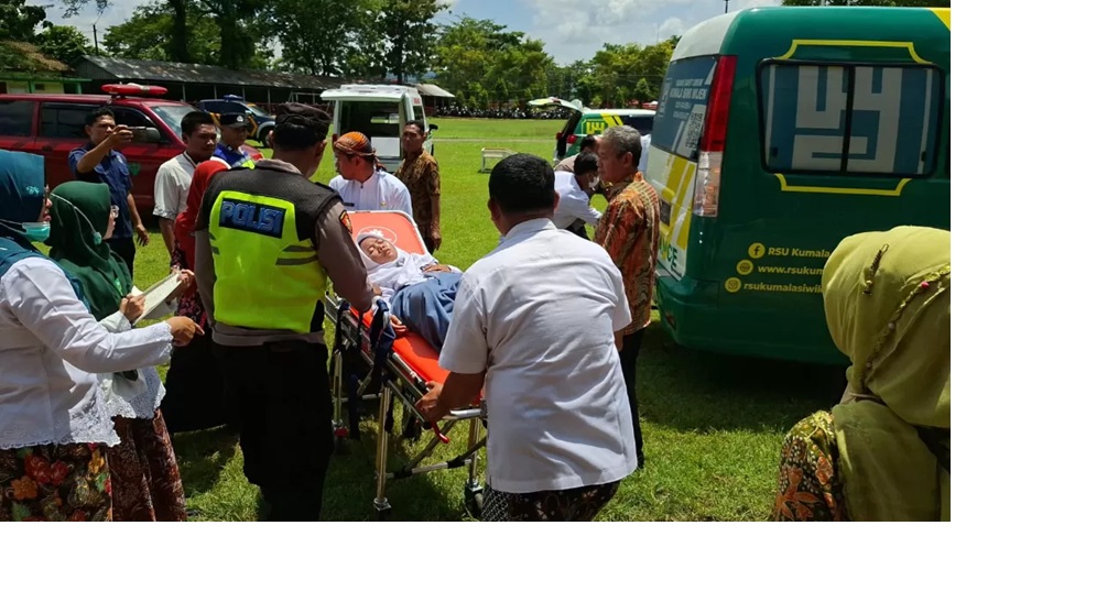 Petugas medis mengevakuasi siswa SMA 2 Kudus keracunan MBG, Kamis (29/1).