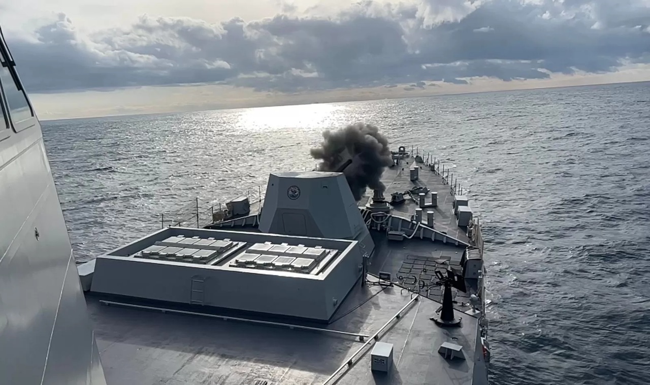 KRI Prabu Siliwangi-321 melakukan uji tembak meriam 127 milimeter di Italia. (TNI AL)