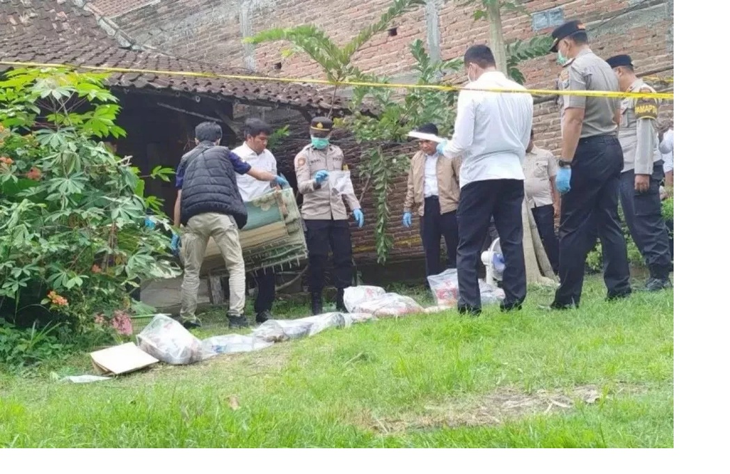 OLAH TKP: Petugas Sat Reskrim Polres Ponorogo melakukan olah tempat kejadian perkara