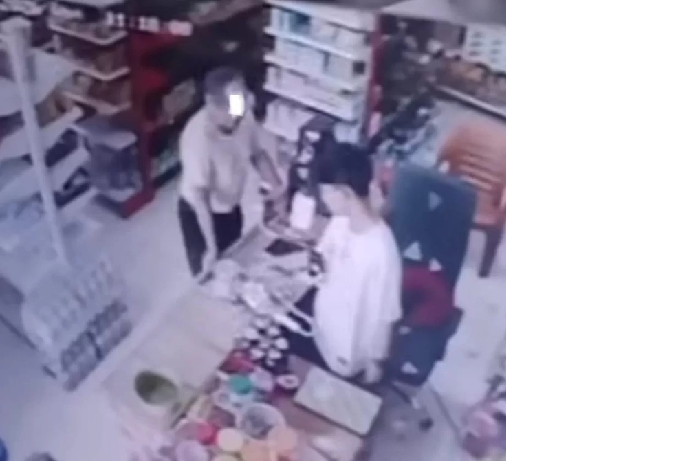 REKAMAN CCTV: Pelaku M (kiri) sesaat sebelum menikam korban AS (kanan). (ist.)