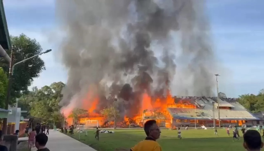 TERBAKAR: Bangunan Lamin Adat di Desa Long Perso, Kecamatan Peso, Bulungan ludes terbakar. (DOK WARGA)