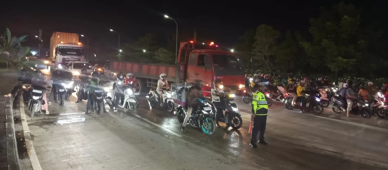 Deretan truk bertonase besar mengantre di depan jembatan mahakam bersama kendaraan umum lainnya.