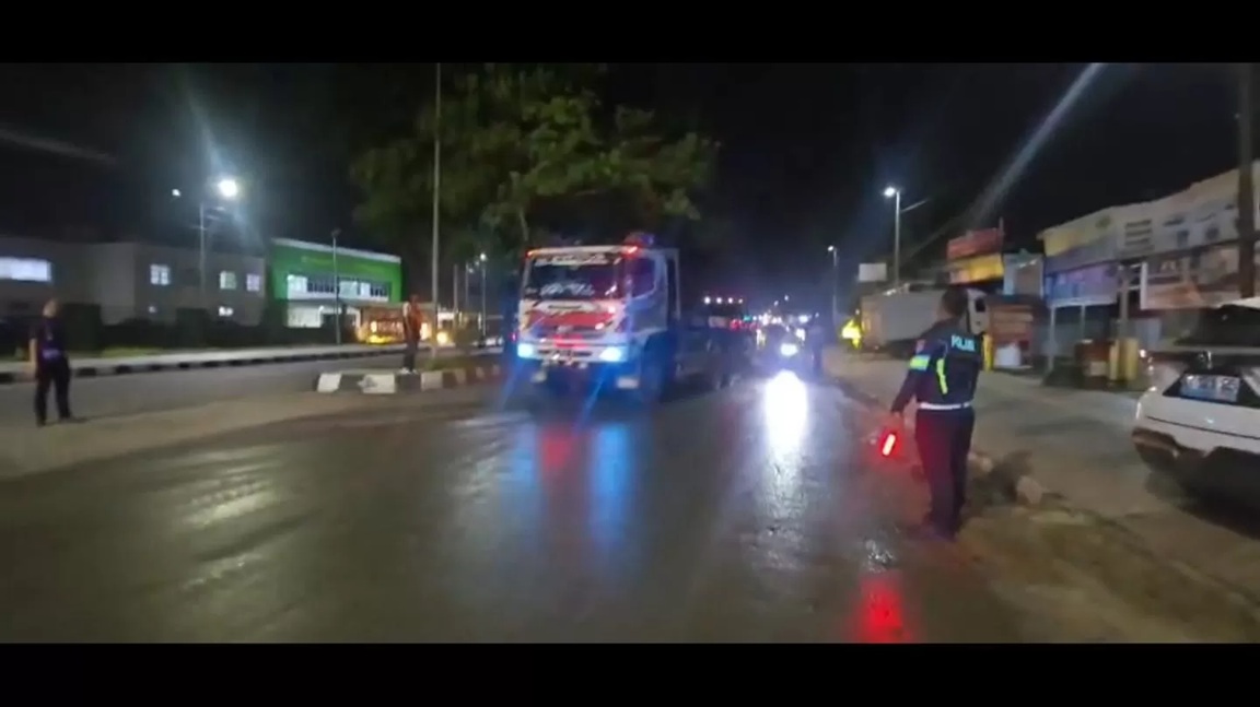 PADAT. Truk bertonase besar mengantre untuk melintasi Jembatan Mahakam Kembar. (kis)