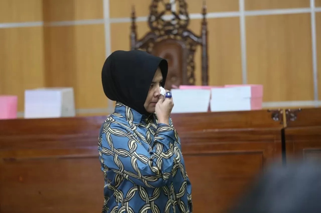 Dayang Donna Walfiares Tania menjalani proses persidangan di Pengadilan Negeri/Tipikor, Kamis (29/1). (RAMA SIHOTANG/KP)