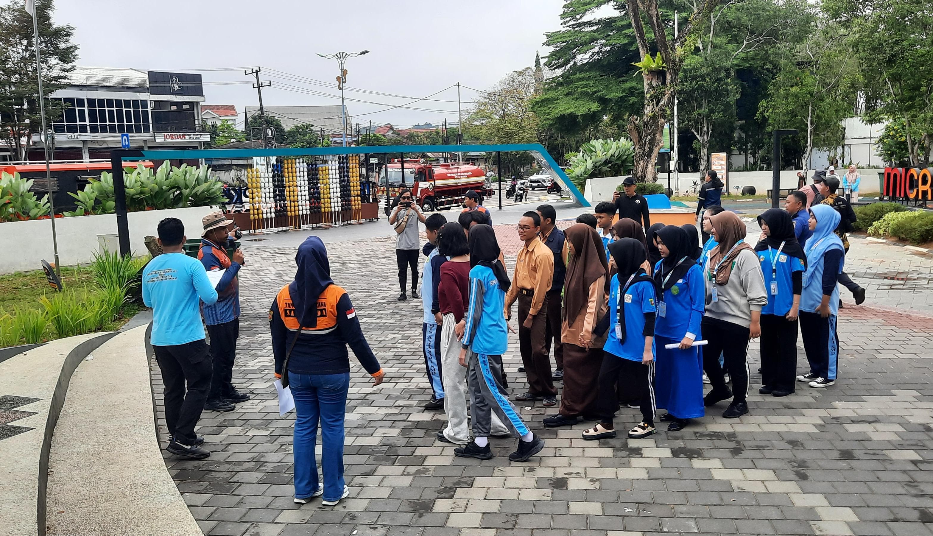 Simulasi Kebencanaan dan Kerja Bakti di Taman Cerdas Samarinda PKK.
