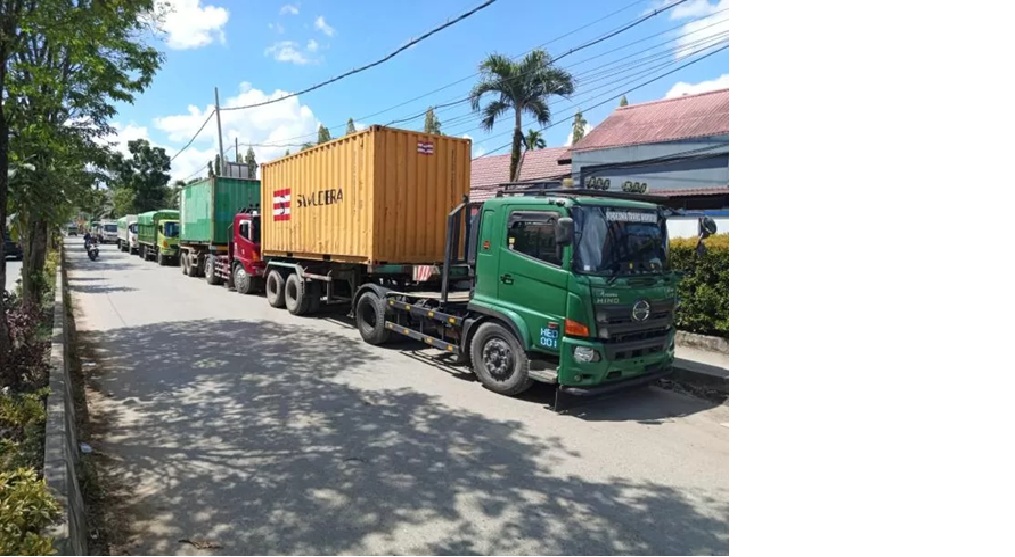 MENGGANGGU. Antrean truk dan trailer di Jalan Ir Sutami, yang menyebabkan lalu lintas terganggu. (OKE/SAPOS)
